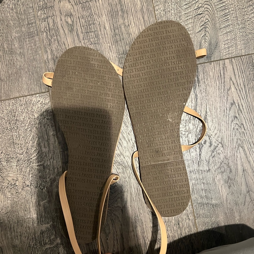 TKEES sandals with toe strap in tan - Picture 2 of 2